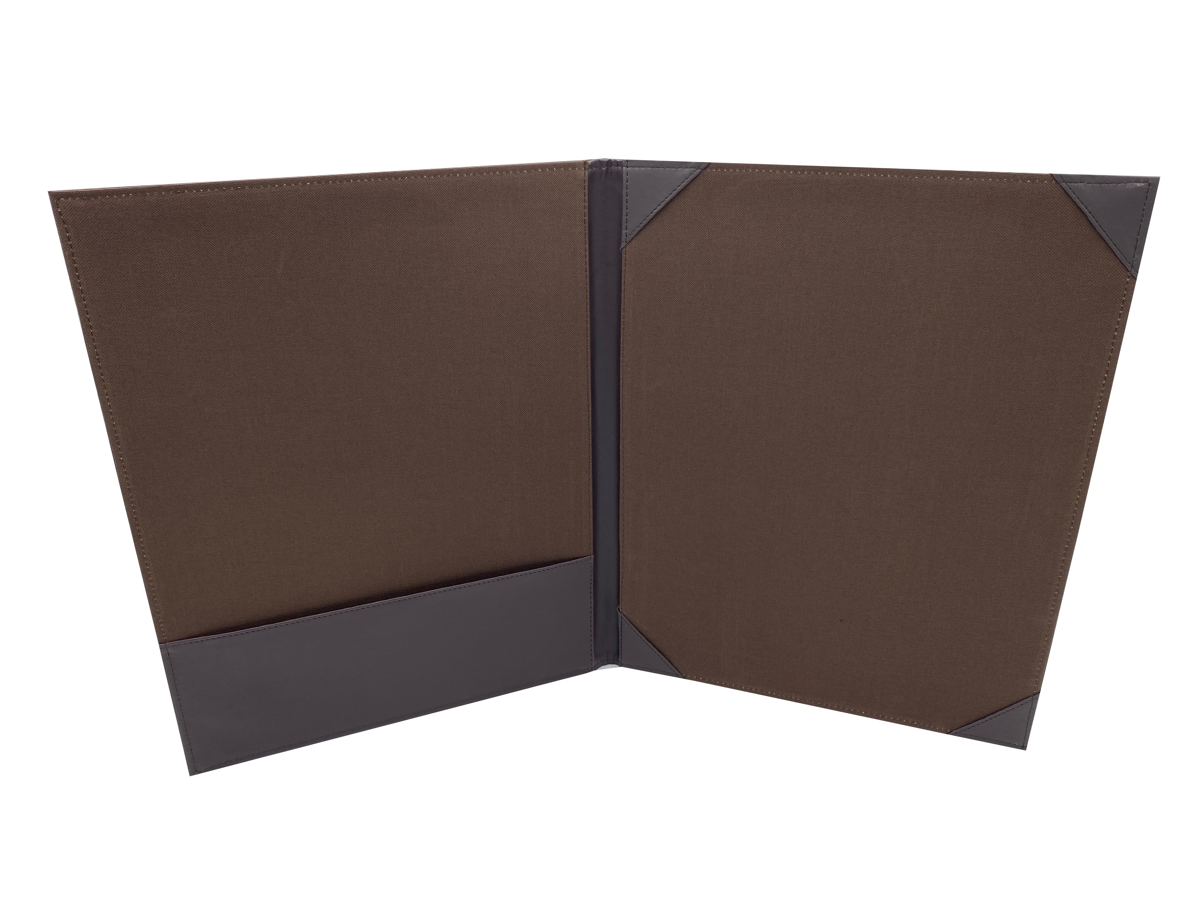 Fólder porta título universitario en curpiel, ideal para proteger documentos de gran formato como títulos de licenciatura, maestría o doctorado. Color café. Exterior de curpiel con interior de poliéster, tapas acolchonadas y medidas de 32 x 42 cm. Adecuado para grabado en seco, hot stamping, láser o serigrafía. Perfecto para eventos académicos y corporativos. Fólder porta título universitario en curpiel, ideal para proteger documentos de gran formato como títulos de licenciatura, maestría o doctorado. Color café. Exterior de curpiel con interior de poliéster, tapas acolchonadas y medidas de 32 x 42 cm. Adecuado para grabado en seco, hot stamping, láser o serigrafía. Perfecto para eventos académicos y corporativos.